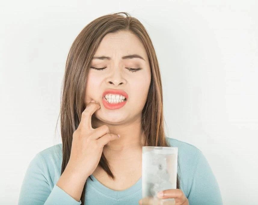 چرا وقتی آب سرد میخورم دندونم درد میگیره؟